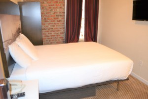 Inn on Folsom - Relax on Our Comfortable Queen Bed 