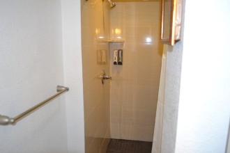 Inn on Folsom - Community Bathroom and Showers